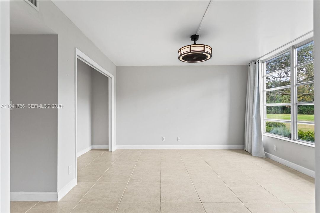 Под контрактом: $219,900 (3 спален, 2 ванн, 1500 Квадратных фут)