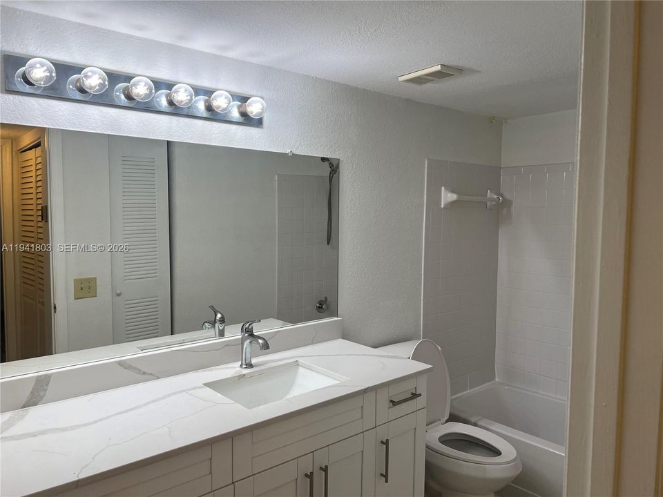 Activo con contrato: $1,800 (1 camas, 1 baños, 743 Pies cuadrados)