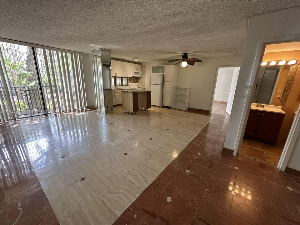 For Sale: $189,000 (1 beds, 1 baths, 767 Square Feet)