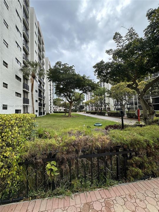 For Sale: $189,000 (1 beds, 1 baths, 767 Square Feet)