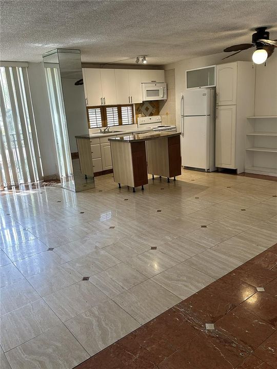 For Sale: $189,000 (1 beds, 1 baths, 767 Square Feet)