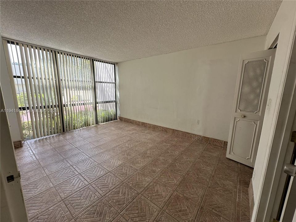 For Sale: $189,000 (1 beds, 1 baths, 767 Square Feet)