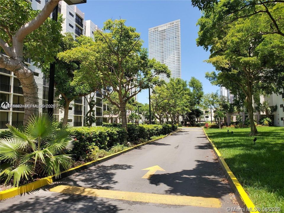 For Sale: $189,000 (1 beds, 1 baths, 767 Square Feet)