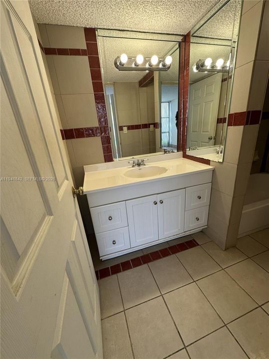 For Sale: $189,000 (1 beds, 1 baths, 767 Square Feet)
