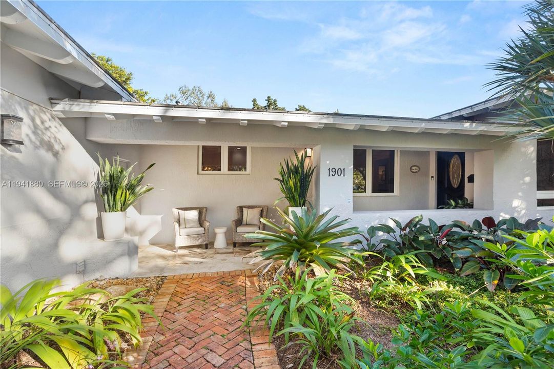 Recently Sold: $3,448,000 (4 beds, 4 baths, 3076 Square Feet)