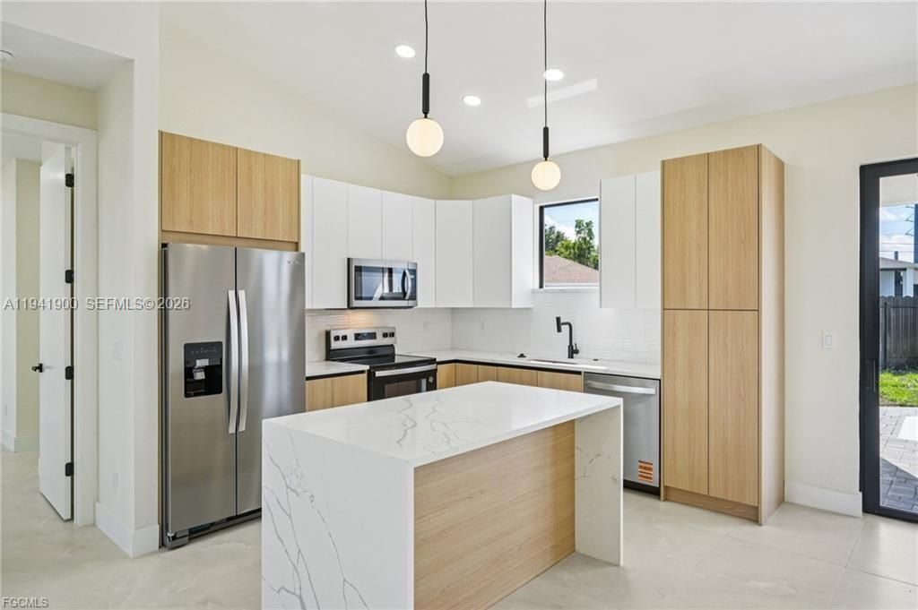 Recently Sold: $389,900 (3 beds, 2 baths, 1342 Square Feet)