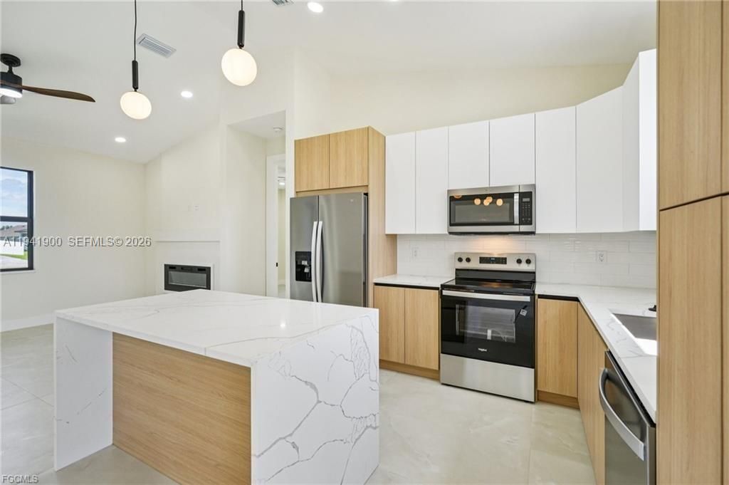 Recently Sold: $389,900 (3 beds, 2 baths, 1342 Square Feet)