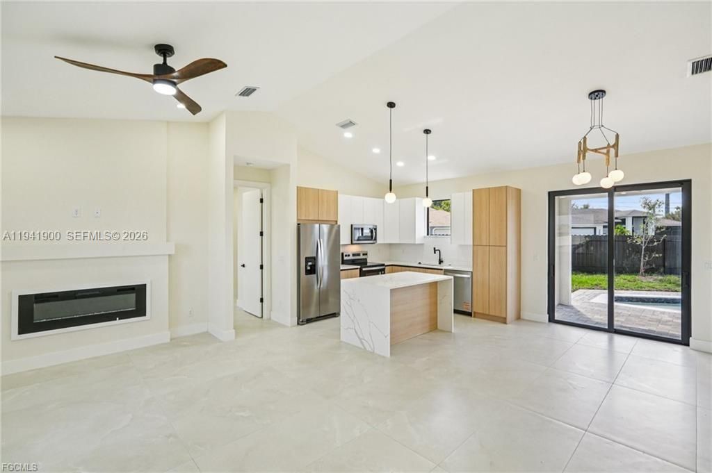 Recently Sold: $389,900 (3 beds, 2 baths, 1342 Square Feet)