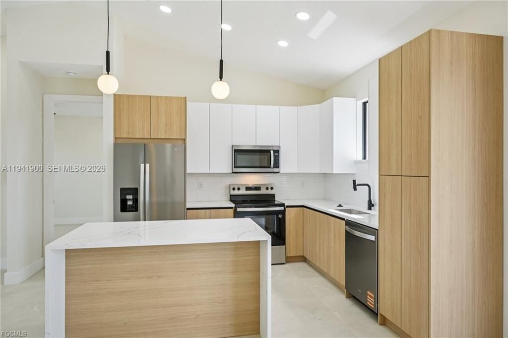 Recently Sold: $389,900 (3 beds, 2 baths, 1342 Square Feet)