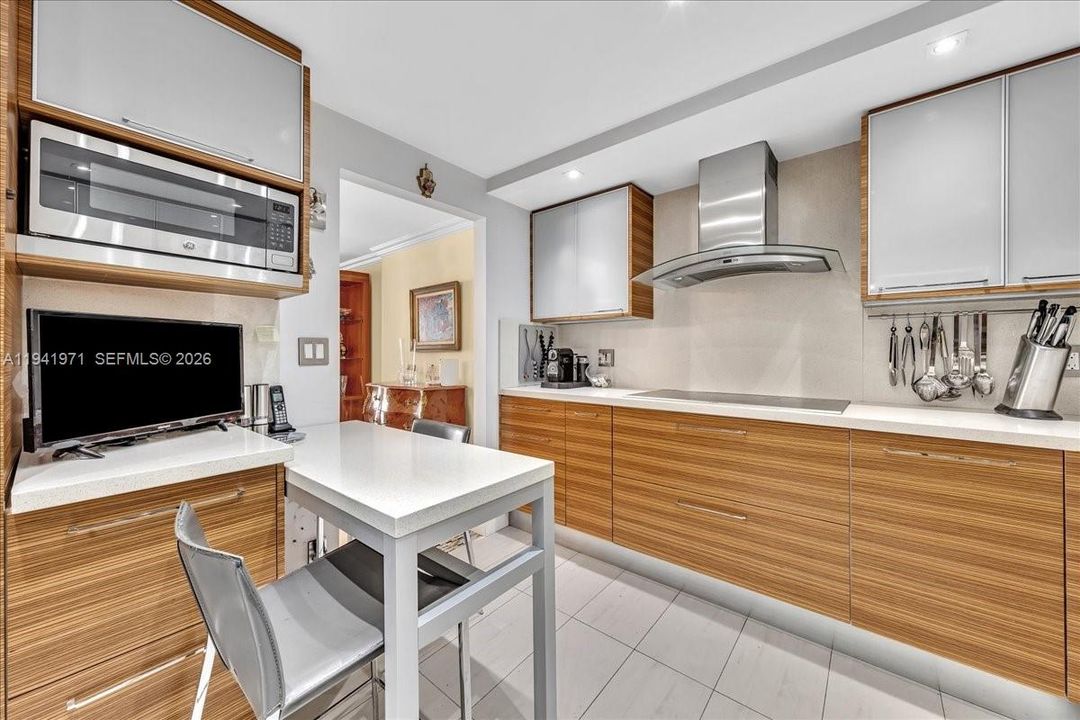 На продажу: $1,185,000 (2 спален, 2 ванн, 1672 Квадратных фут)