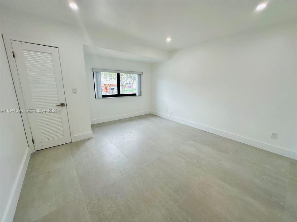 For Sale: $499,000 (2 beds, 1 baths, 1250 Square Feet)