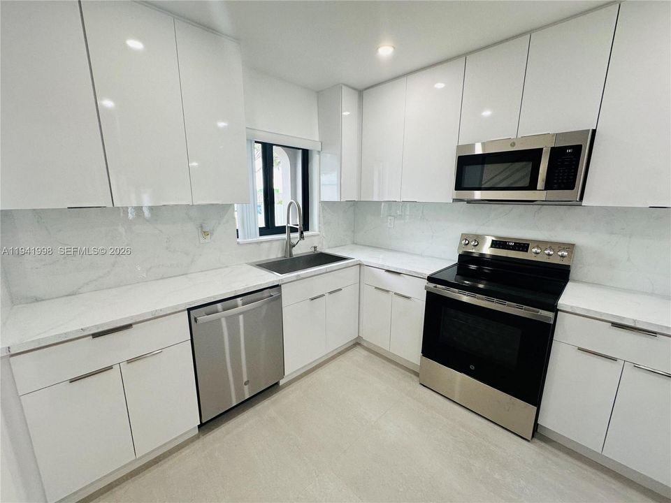For Sale: $499,000 (2 beds, 1 baths, 1250 Square Feet)