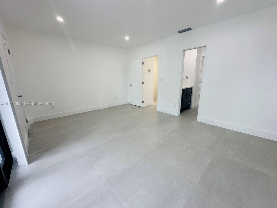 For Sale: $499,000 (2 beds, 1 baths, 1250 Square Feet)