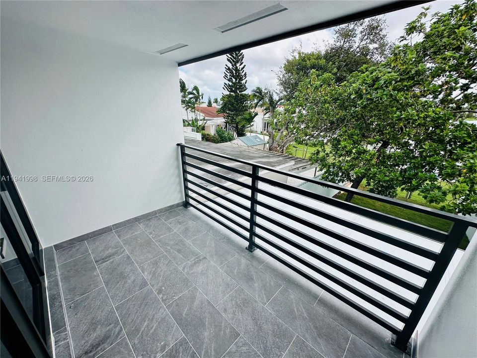 For Sale: $499,000 (2 beds, 1 baths, 1250 Square Feet)