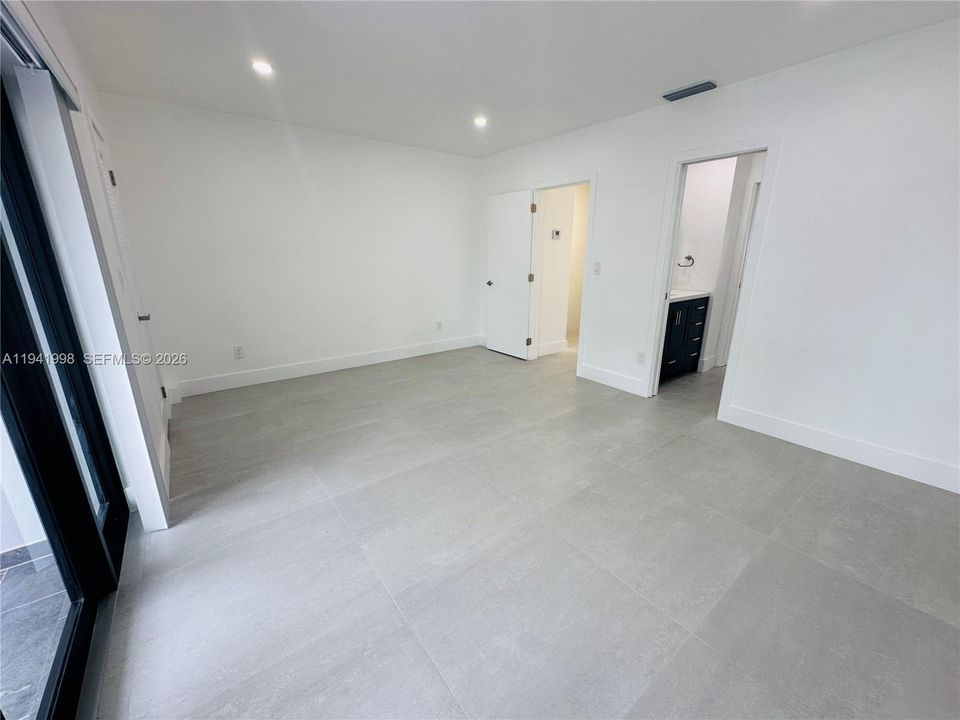 For Sale: $499,000 (2 beds, 1 baths, 1250 Square Feet)