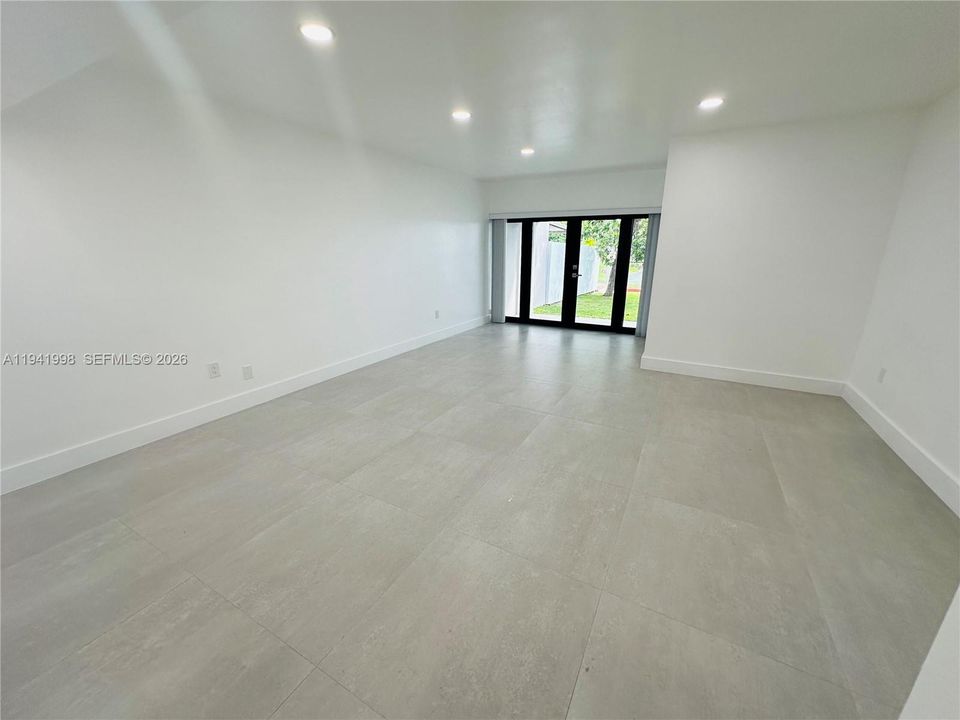 For Sale: $499,000 (2 beds, 1 baths, 1250 Square Feet)