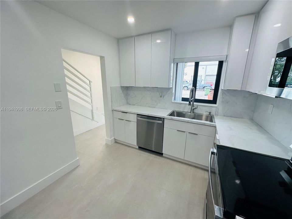 For Sale: $499,000 (2 beds, 1 baths, 1250 Square Feet)
