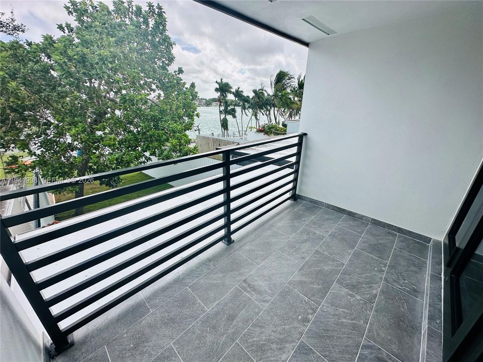 For Sale: $499,000 (2 beds, 1 baths, 1250 Square Feet)
