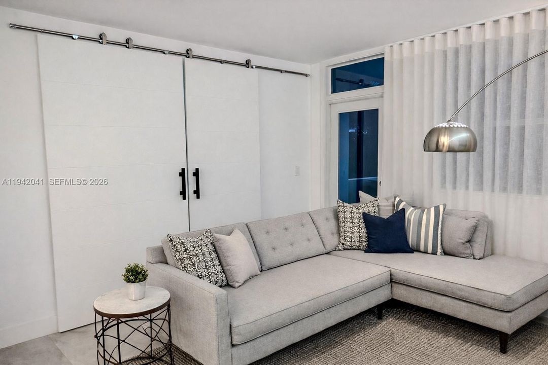 For Sale: $795,000 (1 beds, 1 baths, 640 Square Feet)