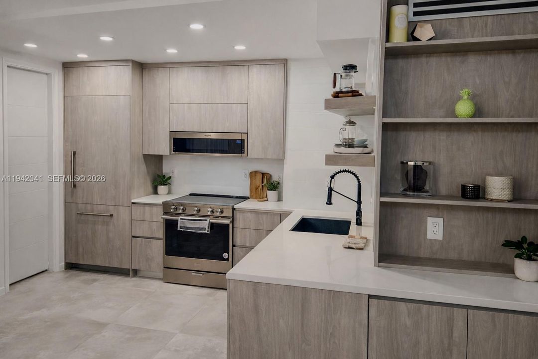 For Sale: $795,000 (1 beds, 1 baths, 640 Square Feet)