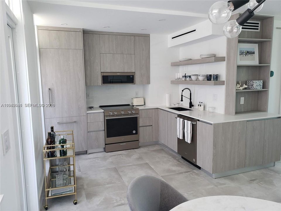 For Sale: $795,000 (1 beds, 1 baths, 640 Square Feet)