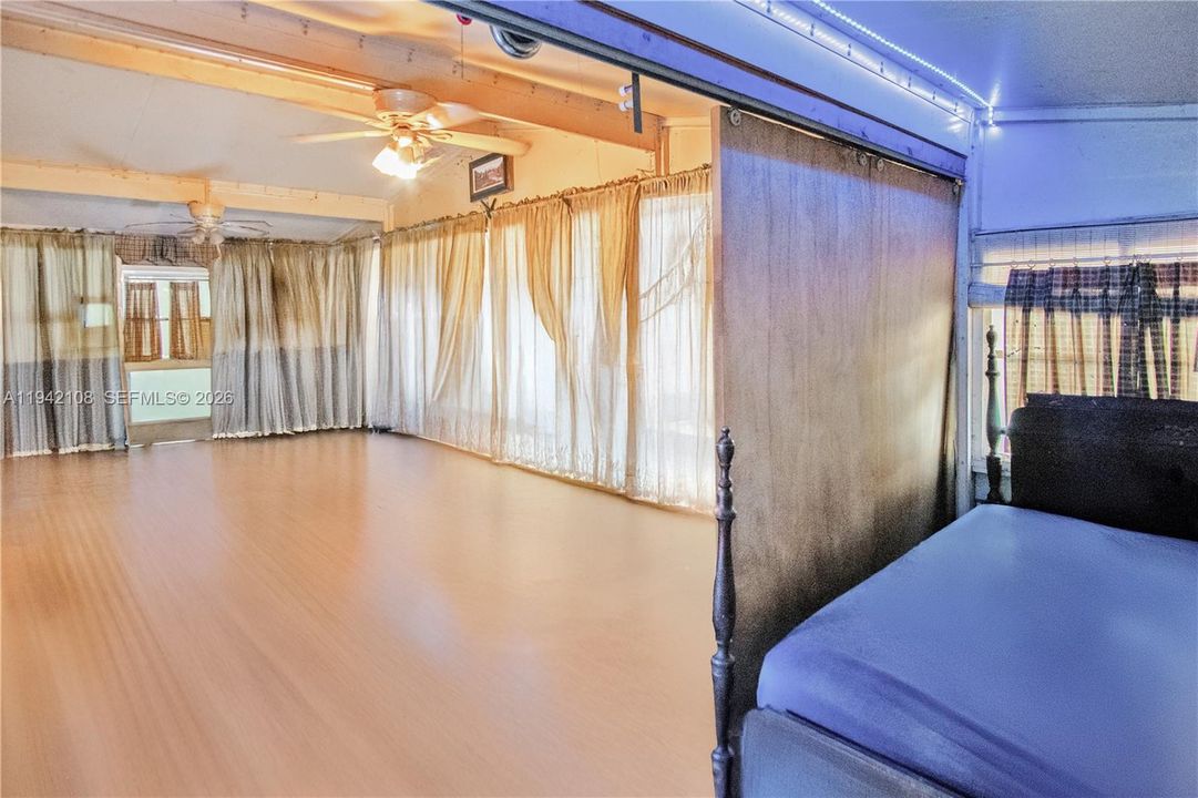 На продажу: $199,000 (2 спален, 2 ванн, 1170 Квадратных фут)