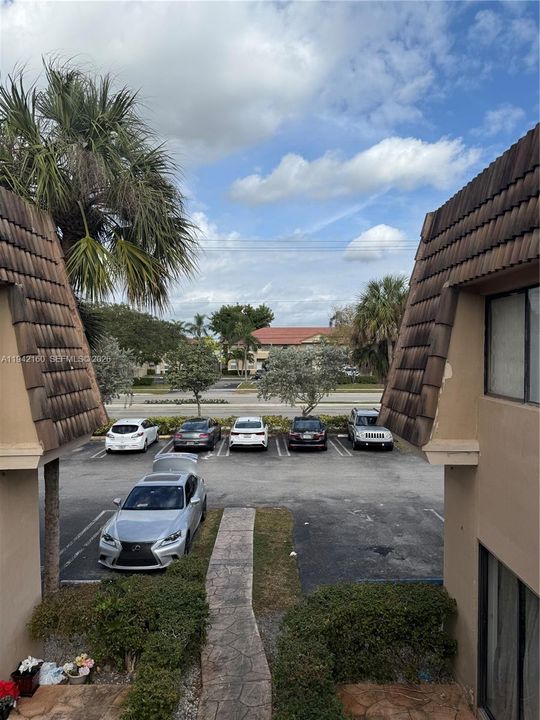 For Sale: $187,000 (2 beds, 1 baths, 752 Square Feet)
