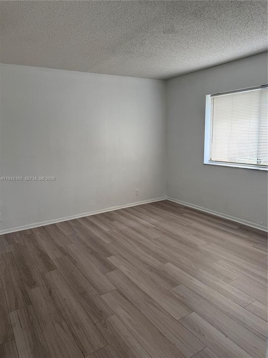 For Sale: $187,000 (2 beds, 1 baths, 752 Square Feet)