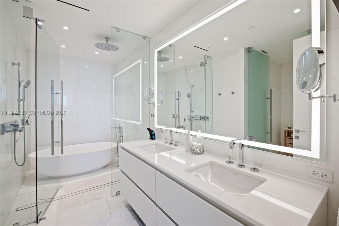 Active With Contract: $2,599,000 (3 beds, 3 baths, 1829 Square Feet)