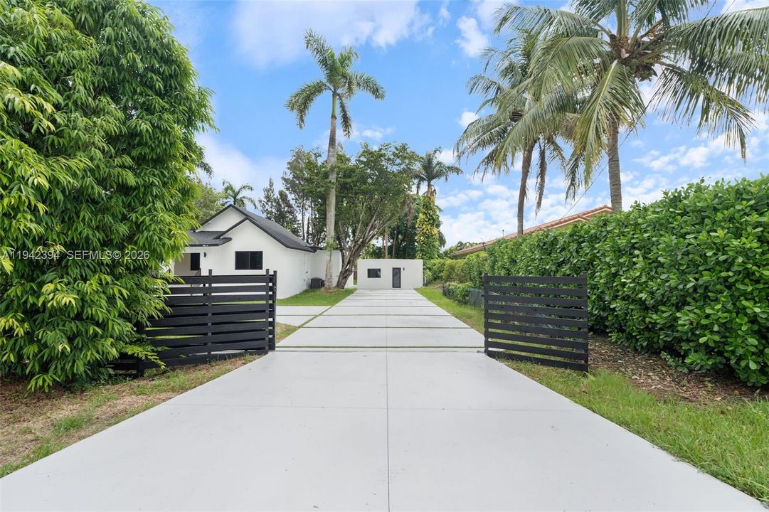 Active With Contract: $1,225,000 (5 beds, 4 baths, 3214 Square Feet)