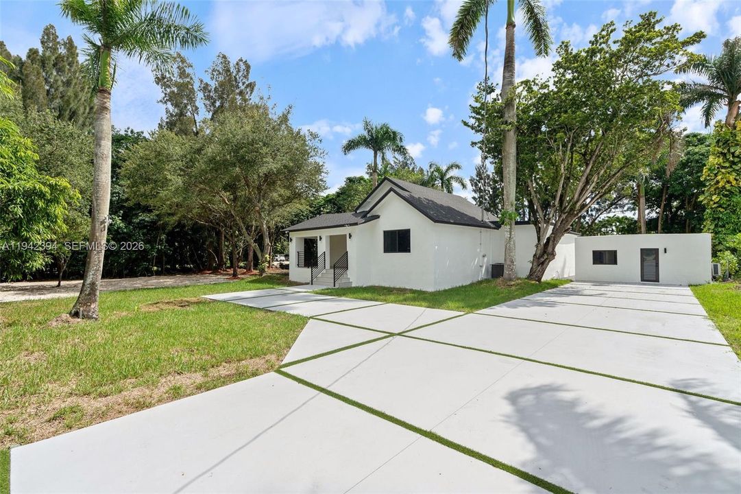 Active With Contract: $1,225,000 (5 beds, 4 baths, 3214 Square Feet)