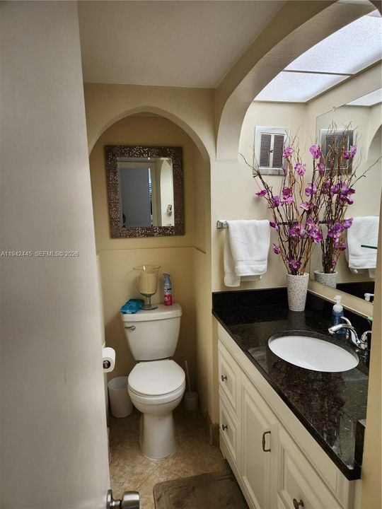 For Sale: $170,000 (2 beds, 1 baths, 930 Square Feet)