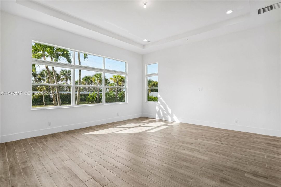For Sale: $2,299,000 (5 beds, 6 baths, 5342 Square Feet)