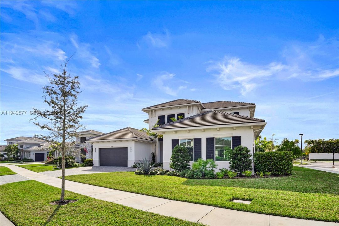For Sale: $2,299,000 (5 beds, 6 baths, 5342 Square Feet)