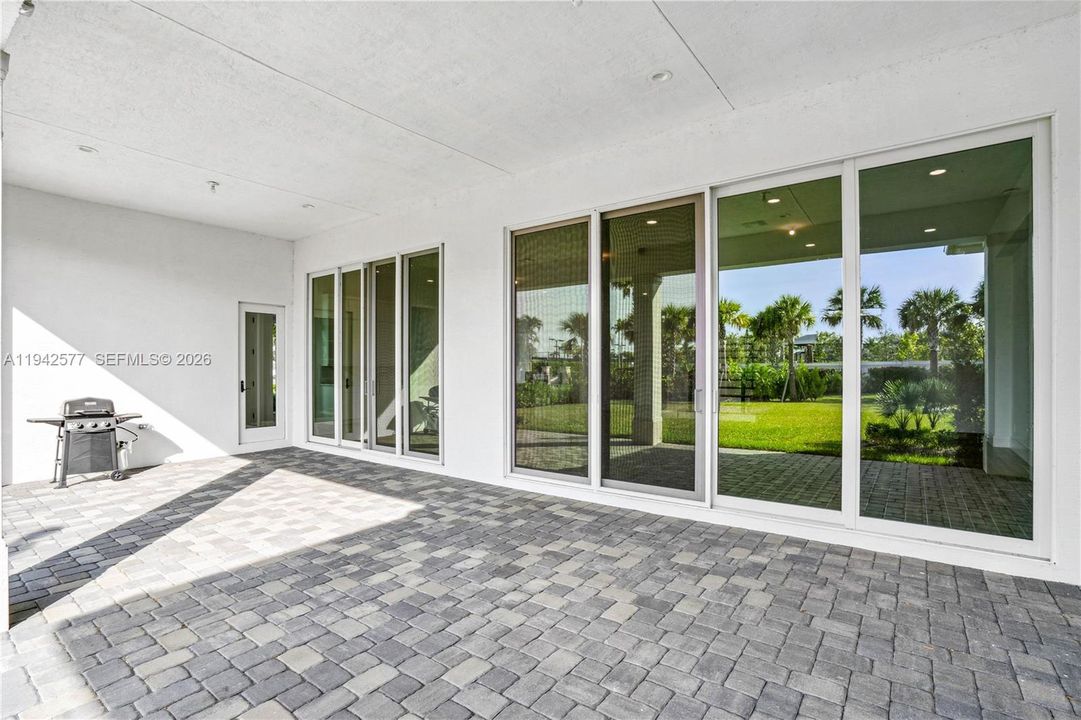 For Sale: $2,299,000 (5 beds, 6 baths, 5342 Square Feet)