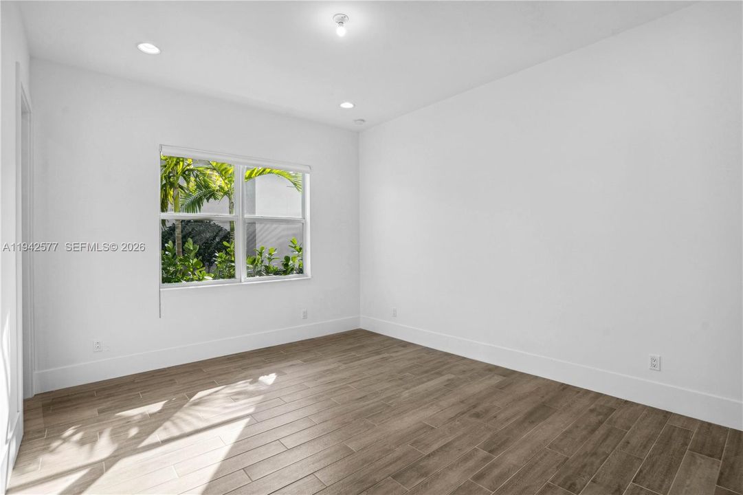 For Sale: $2,299,000 (5 beds, 6 baths, 5342 Square Feet)