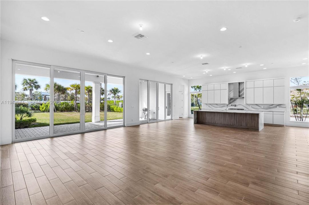 For Sale: $2,299,000 (5 beds, 6 baths, 5342 Square Feet)