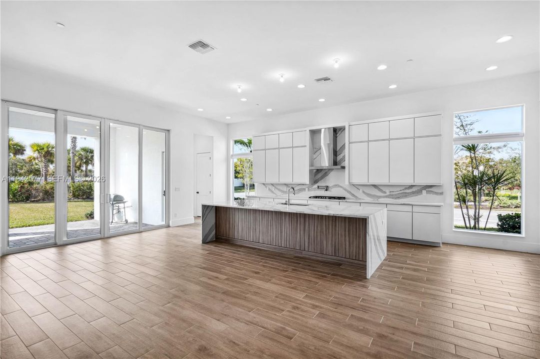 For Sale: $2,299,000 (5 beds, 6 baths, 5342 Square Feet)