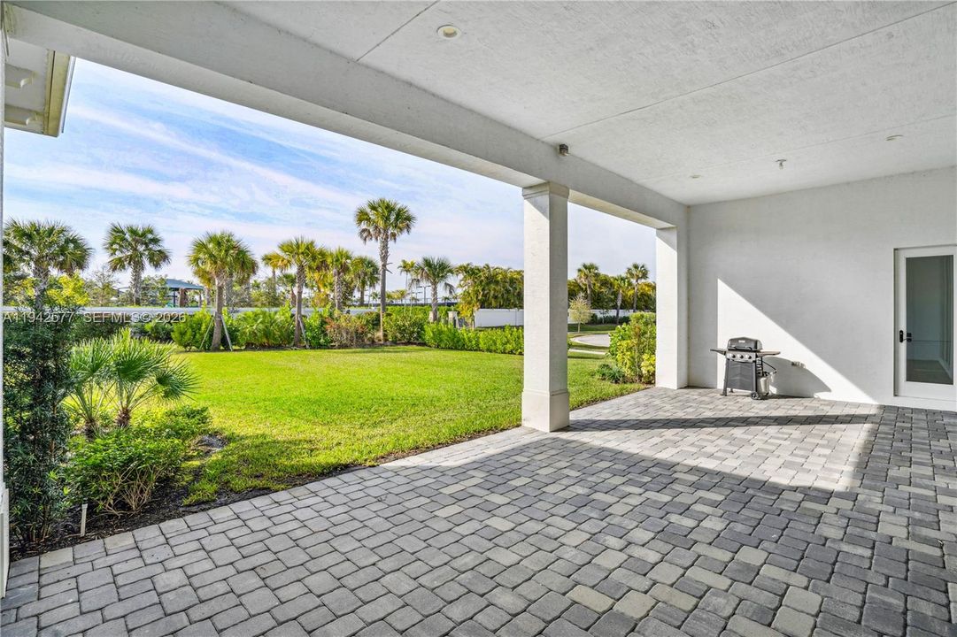 For Sale: $2,299,000 (5 beds, 6 baths, 5342 Square Feet)