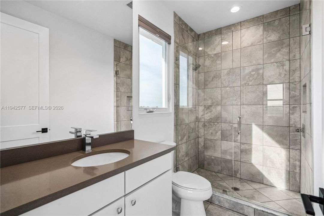 For Sale: $2,299,000 (5 beds, 6 baths, 5342 Square Feet)