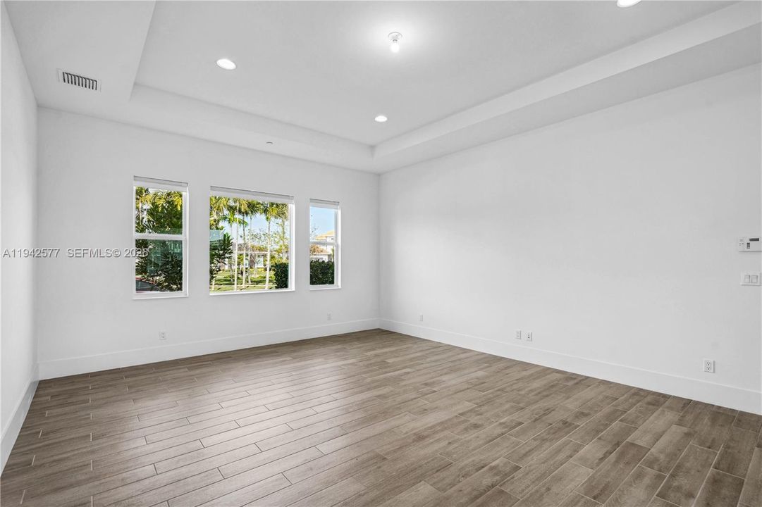 For Sale: $2,299,000 (5 beds, 6 baths, 5342 Square Feet)