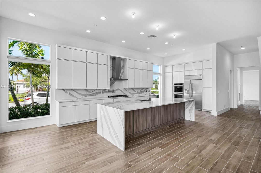 For Sale: $2,299,000 (5 beds, 6 baths, 5342 Square Feet)