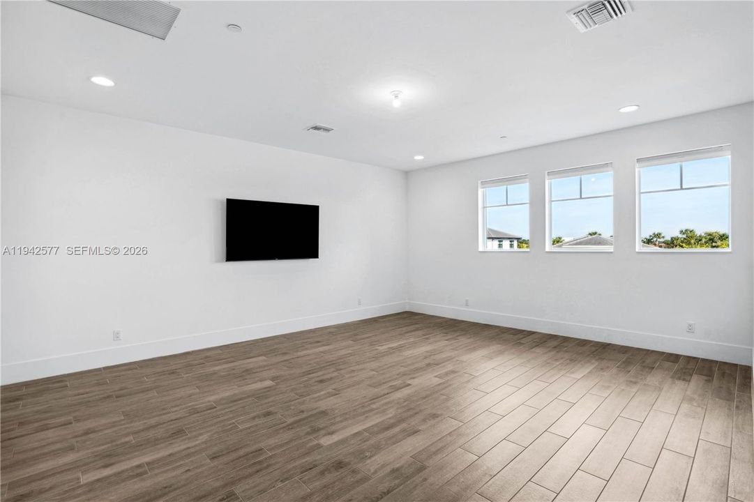 For Sale: $2,299,000 (5 beds, 6 baths, 5342 Square Feet)