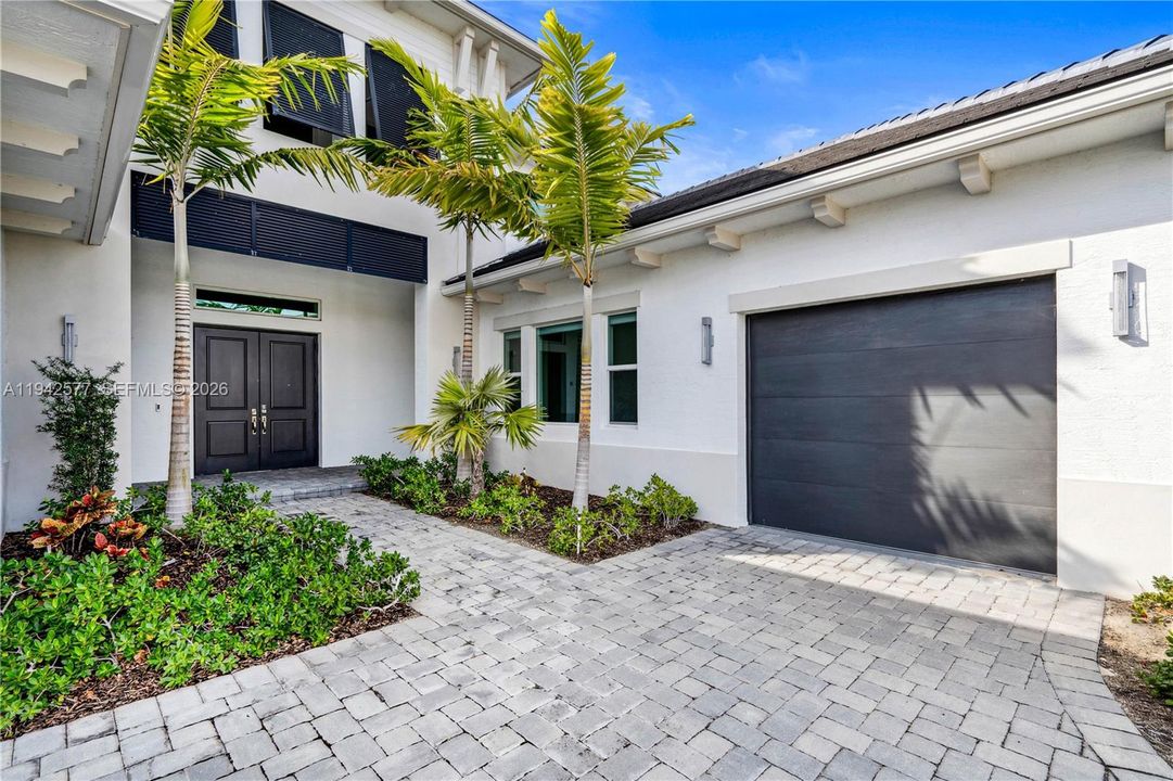 For Sale: $2,299,000 (5 beds, 6 baths, 5342 Square Feet)