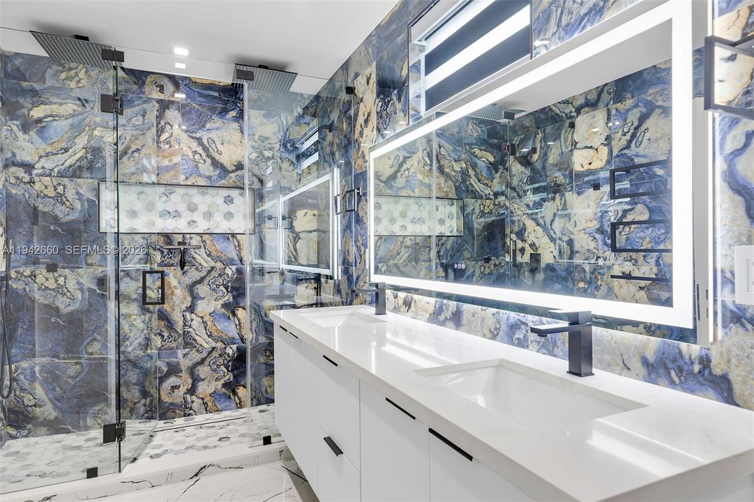 For Sale: $3,995,000 (5 beds, 4 baths, 3600 Square Feet)