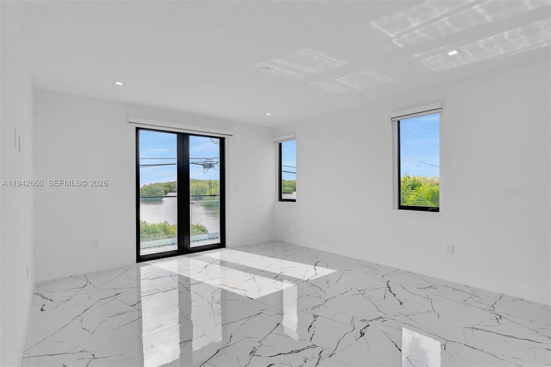 For Sale: $3,995,000 (5 beds, 4 baths, 3600 Square Feet)