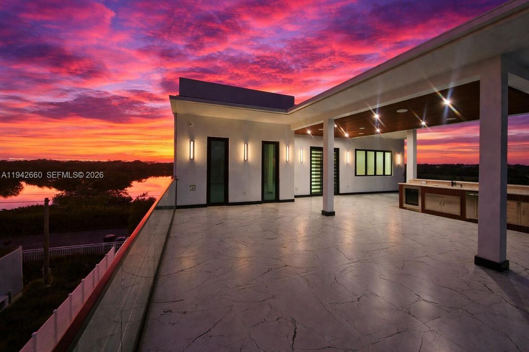 For Sale: $3,995,000 (5 beds, 4 baths, 3600 Square Feet)