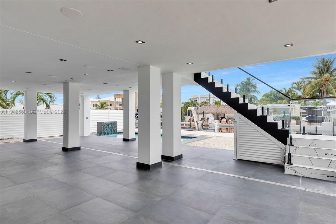 For Sale: $3,995,000 (5 beds, 4 baths, 3600 Square Feet)