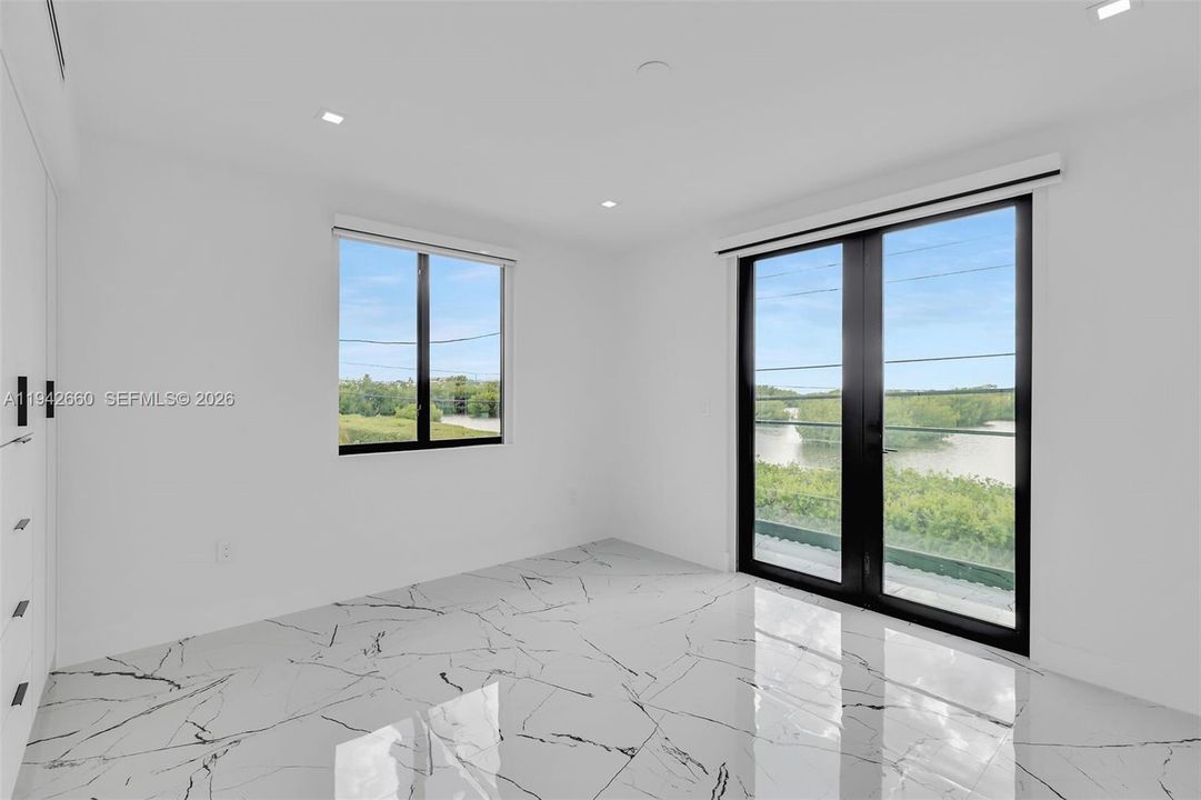 For Sale: $3,995,000 (5 beds, 4 baths, 3600 Square Feet)