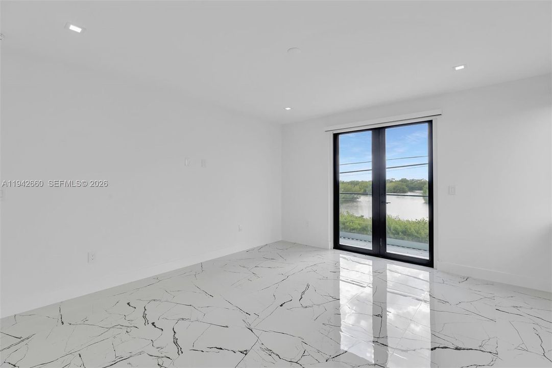 For Sale: $3,995,000 (5 beds, 4 baths, 3600 Square Feet)
